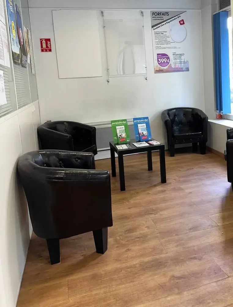 Salle d'attente de l'agence Permis Pas Cher Valenciennes